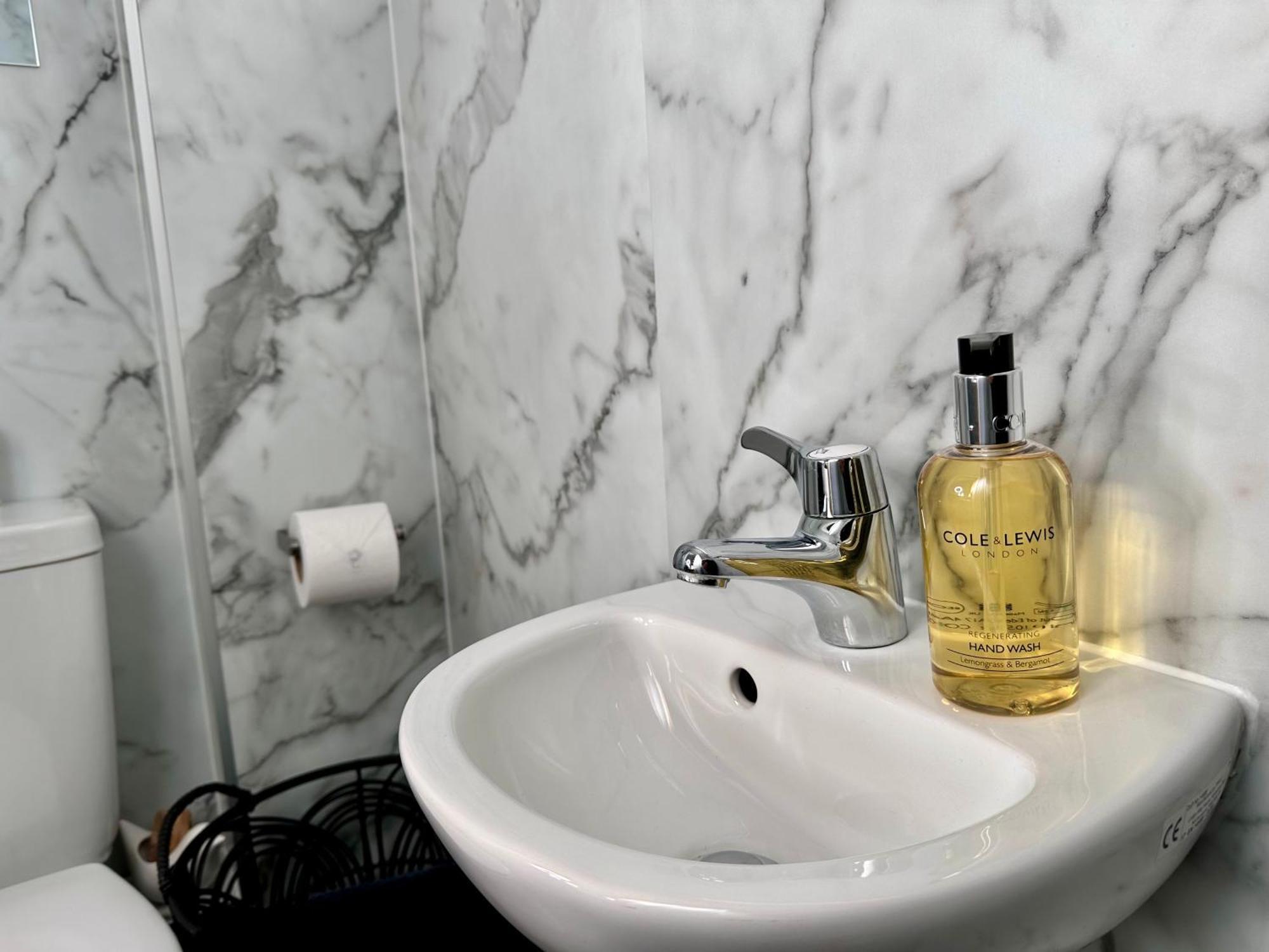 New Studio Apartment - Minutes Walk To Cathedral Salisbury Esterno foto